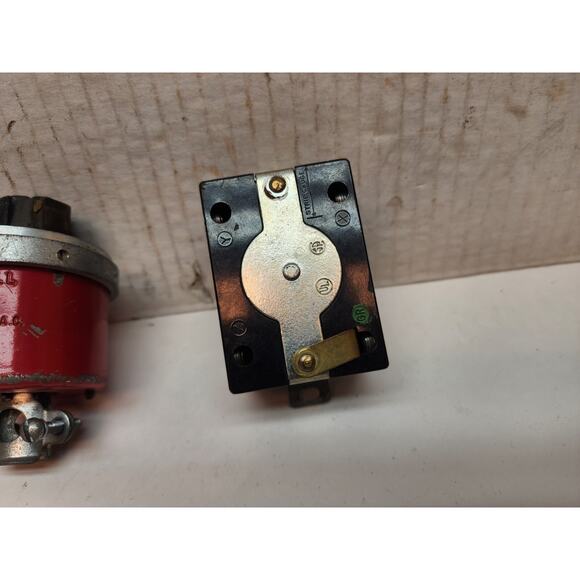 Lot Hubbell HBL20443 Hubbellock Receptacle and plug, 30 amp, 480V, 3 Pole 4 Wire - Picture 4 of 11